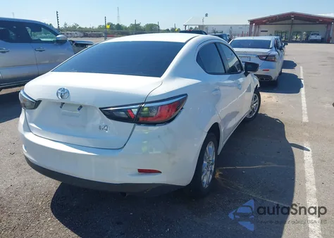 2017 Toyota Yaris Ia z USA, uszkodzony, nr VIN 3MYDLBYV2HY171792